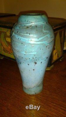 ART NOUVEAU Admirable vase en grès émaillé bleu à décors de papillon