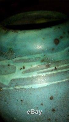 ART NOUVEAU Admirable vase en grès émaillé bleu à décors de papillon