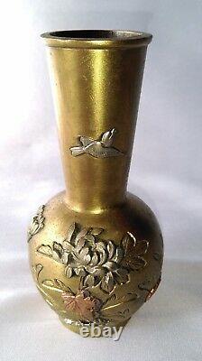 Ancien Vase Art Nouveau En Bronze En Relief A Décor D'oiseaux Et De Fleurs