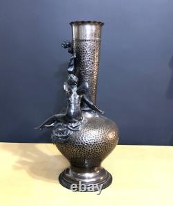 Ancien vase ART NOUVEAU métal argenté martelé WMF décor d'angelots 36 cm