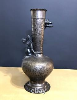 Ancien vase ART NOUVEAU métal argenté martelé WMF décor d'angelots 36 cm