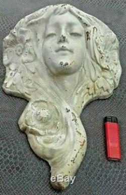 Ancien vase porte bouquet mural tête de femme art-nouveau en fonte de fer