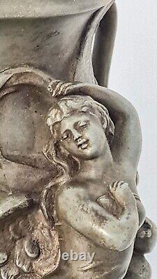 Antique sculpture statue Vase art nouveau femme ailée et décor floral en relief