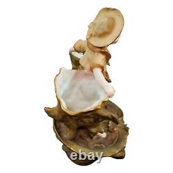 Art Nouveau Ernst Wahliss Figuratif Double Vase, Garçon Tenant Deux Grand Coques