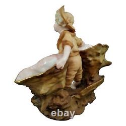 Art Nouveau Ernst Wahliss Figuratif Double Vase, Garçon Tenant Deux Grand Coques