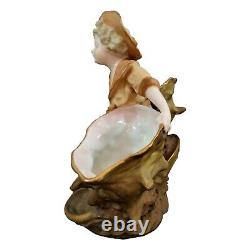 Art Nouveau Ernst Wahliss Figuratif Double Vase, Garçon Tenant Deux Grand Coques