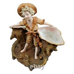 Art Nouveau Ernst Wahliss Figuratif Double Vase, Garçon Tenant Deux Grand Coques