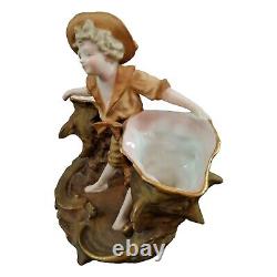 Art Nouveau Ernst Wahliss Figuratif Double Vase, Garçon Tenant Deux Grand Coques