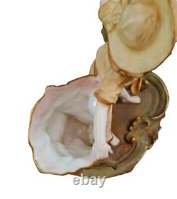 Art Nouveau Ernst Wahliss Figuratif Double Vase, Garçon Tenant Deux Grand Coques