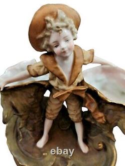 Art Nouveau Ernst Wahliss Figuratif Double Vase, Garçon Tenant Deux Grand Coques