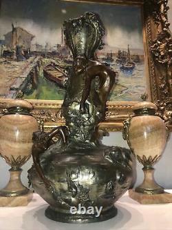 Art Nouveau Spectaculaire vase en métal poli à décor en haut relief de 2 sirènes