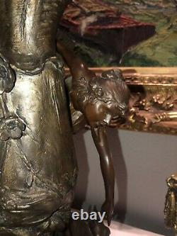 Art Nouveau Spectaculaire vase en métal poli à décor en haut relief de 2 sirènes