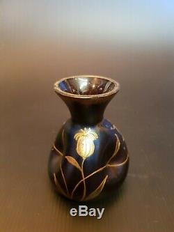 Art Nouveau sublime Petit vase soliflore au décor de Fleurs, Verre Irisé