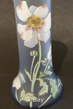 Art Nouveau, vers 1900, Paire de vase en verre émaillé, décors aux anémones