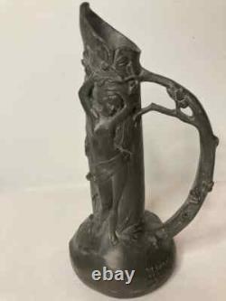 Art nouveau vase cruche en étain signée Hering vers 1900