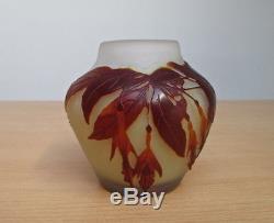 Authentique vase Art-Nouveau E. Gallé gravé à l'acide motif fuchsia