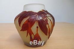 Authentique vase Art-Nouveau E. Gallé gravé à l'acide motif fuchsia