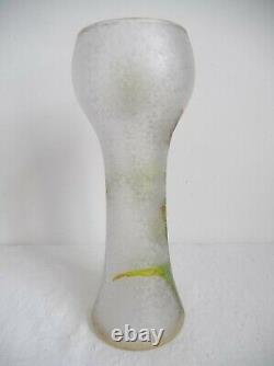 Baccarat, vase art nouveau aux chardons dégagé à l'acide fond givré