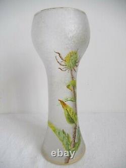 Baccarat, vase art nouveau aux chardons dégagé à l'acide fond givré