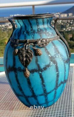 Beau Vase ART Nouveau ou ART DECO avec décor métal style DAUM Majorelle
