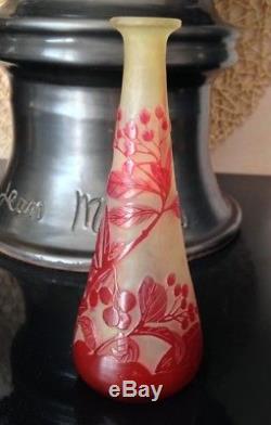 Beau vase pate de verre Art nouveau rouge signé Gallé, décor fruits fleurs