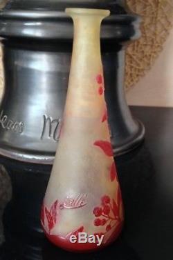 Beau vase pate de verre Art nouveau rouge signé Gallé, décor fruits fleurs
