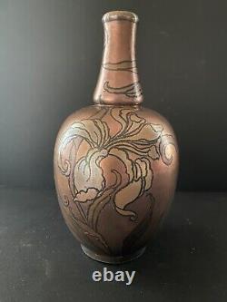 Boch Frères Kéramis Vase Art Nouveau à décor cuivré de motifs floraux BFK/1