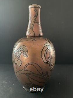 Boch Frères Kéramis Vase Art Nouveau à décor cuivré de motifs floraux BFK/1