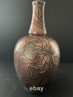 Boch Frères Kéramis Vase Art Nouveau à décor cuivré de motifs floraux BFK/1