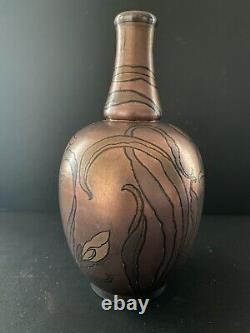 Boch Frères Kéramis Vase Art Nouveau à décor cuivré de motifs floraux BFK/1