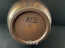 Boch Frères Kéramis Vase Art Nouveau à décor cuivré de motifs floraux BFK/1