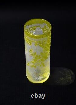 Charmant Petit Vase BACCARAT. Modèle EGLANTIER, Guilloché, Dégagé A L'acide