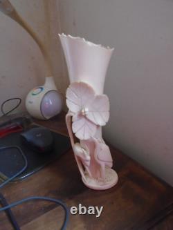 Chine. Vase Art-nouveau. Sculpte De Fleurs De Lotus, Herons, Gazelle