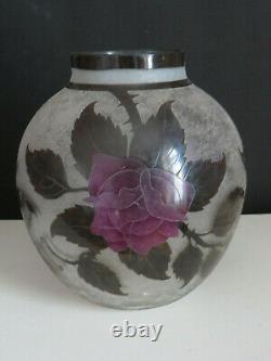DAUM Vase roses et feuillage (ART NOUVEAU)