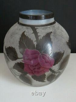 DAUM Vase roses et feuillage (ART NOUVEAU)
