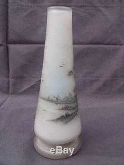 Daum. Joli vase à décor émaillé en grisaille, moulin à vent, paysage