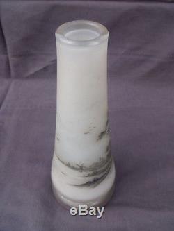 Daum. Joli vase à décor émaillé en grisaille, moulin à vent, paysage