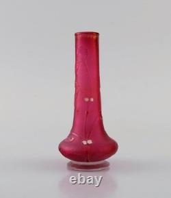 Daum Nancy, France. Vase Art Nouveau en verre d'art soufflé à la bouche rose