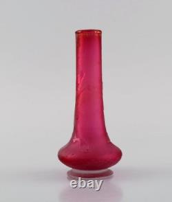 Daum Nancy, France. Vase Art Nouveau en verre d'art soufflé à la bouche rose