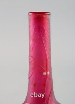 Daum Nancy, France. Vase Art Nouveau en verre d'art soufflé à la bouche rose