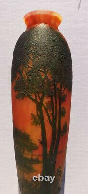 Daum Nancy art nouveau, vase en pâte de verre à décor de paysage lacustre, 1900