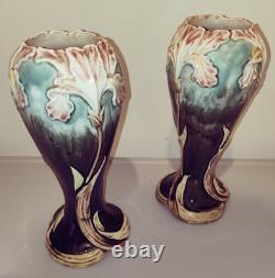 Fives Lille Paire de vases en faience Art Nouveau, Iris signé Gustave De Bruyn