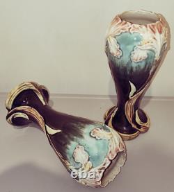 Fives Lille Paire de vases en faience Art Nouveau, Iris signé Gustave De Bruyn