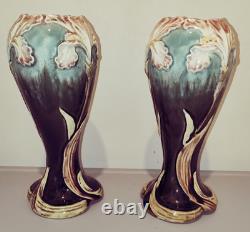 Fives Lille Paire de vases en faience Art Nouveau, Iris signé Gustave De Bruyn