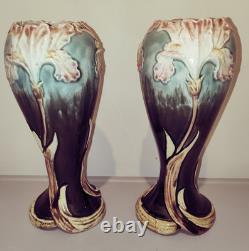 Fives Lille Paire de vases en faience Art Nouveau, Iris signé Gustave De Bruyn