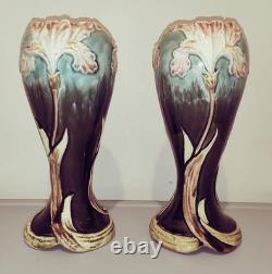 Fives Lille Paire de vases en faience Art Nouveau, Iris signé Gustave De Bruyn