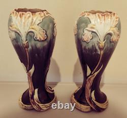 Fives Lille Paire de vases en faience Art Nouveau, Iris signé Gustave De Bruyn