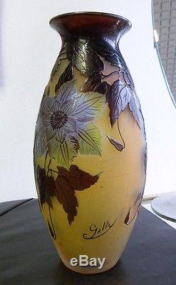 GALLé. Vase motif clématites. Art nouveau. Pâte de verre dégagée à l'acide