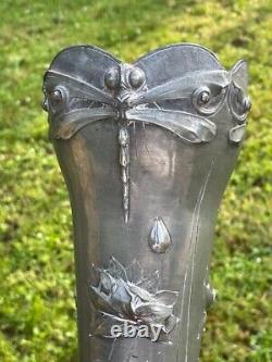 GRAND VASE ART NOUVEAU EN ETAIN LIBELLULES ET NENUPHARS Signé SEIGNEURIE H 42 cm