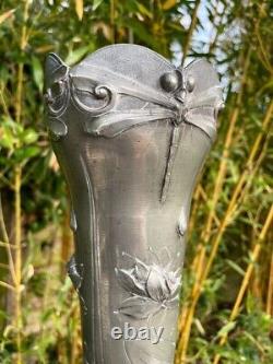 GRAND VASE ART NOUVEAU EN ETAIN LIBELLULES ET NENUPHARS Signé SEIGNEURIE H 42 cm